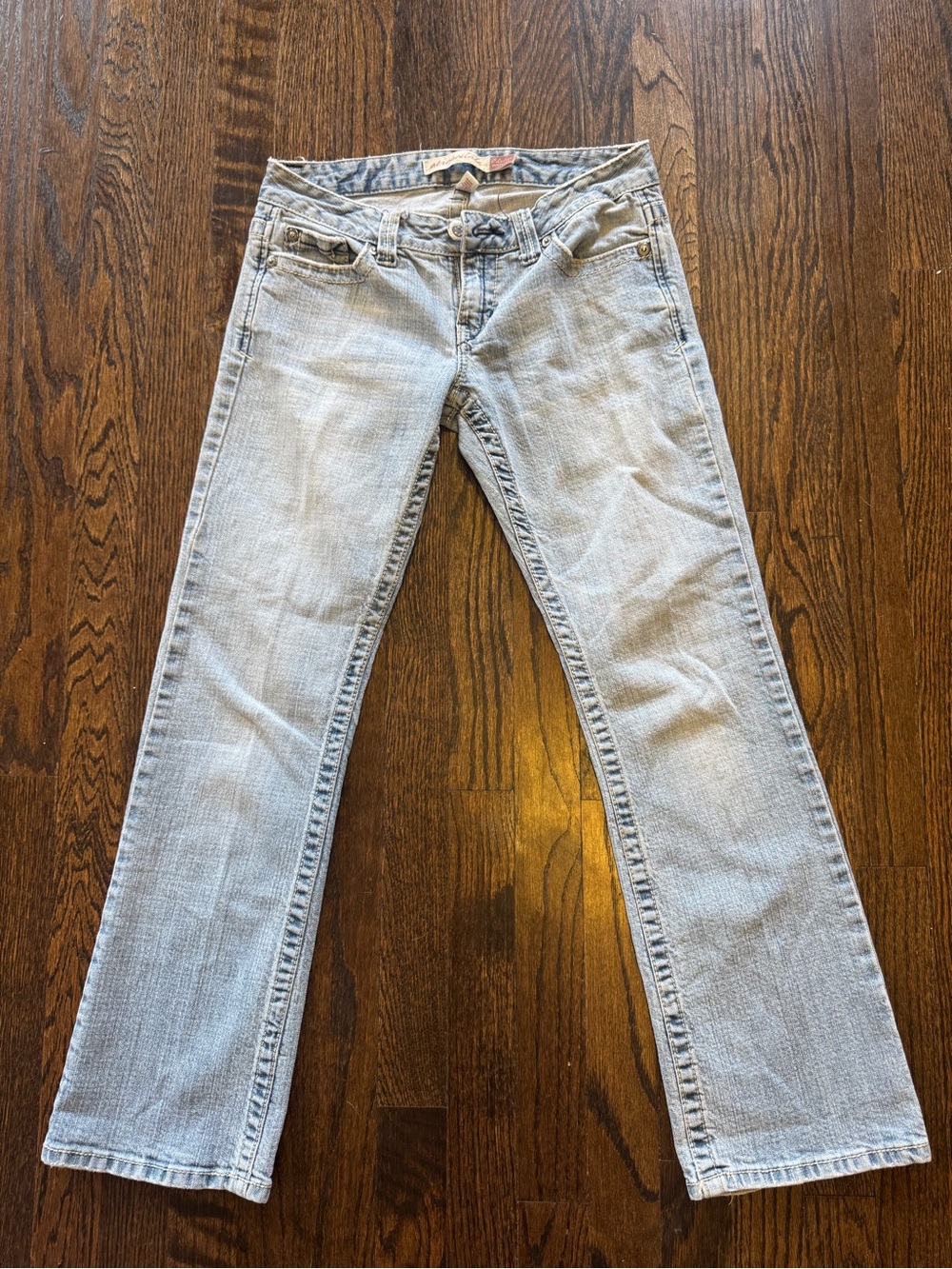 Aeropostale Chelsea Bootcut Light Wash Jeans
Size 3/4 Short